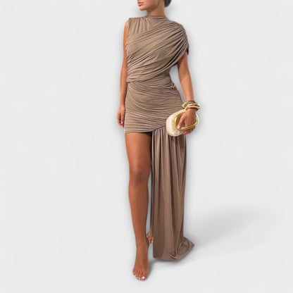 Lila - Chic Slim-Fit Dress with Round Neckline and Pleats
